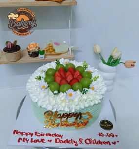 Bánh Kem Sinh Nhật Trang Trí Hoa Nho & Dâu Tây