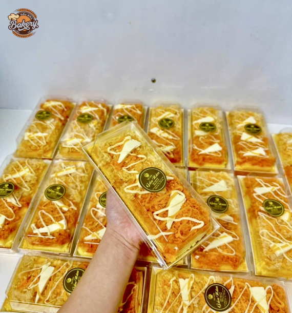 Bánh Bông Lan Trứng Muối Sốt Phô Mai