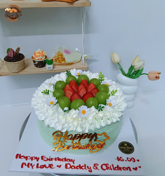Bánh Kem Sinh Nhật Trang Trí Hoa Nho & Dâu Tây